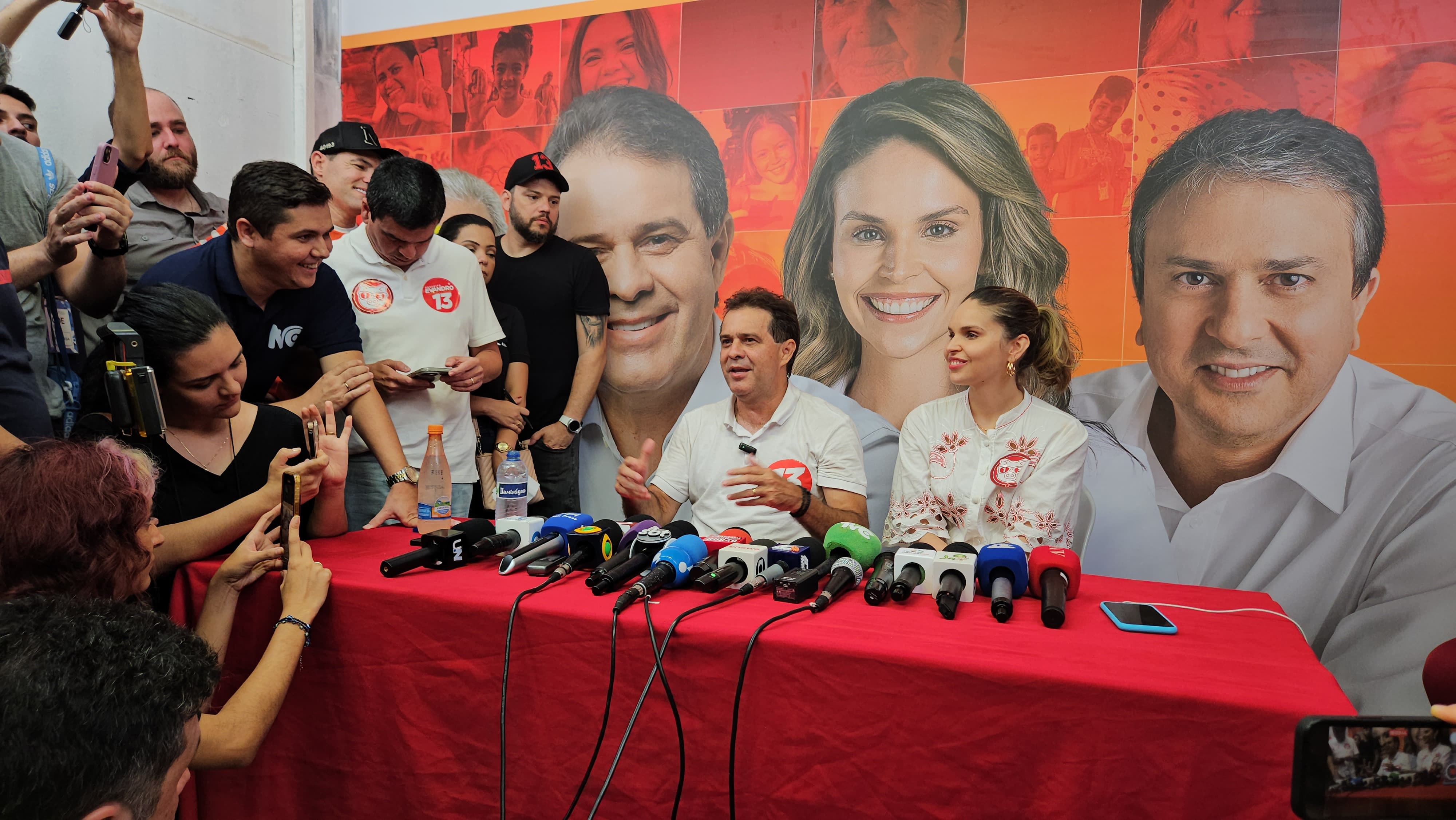 Evandro Leitão e Gabriella Aguiar, prefeito e vice-prefeita eleitos de Fortaleza, durante entrevista coletiva