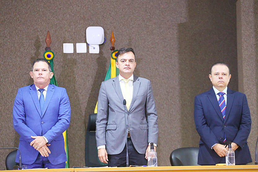 Deputados Lucinildo Frota, Fernando Santana e Cláudio Pinho durante a homenagem ao ex-deputado