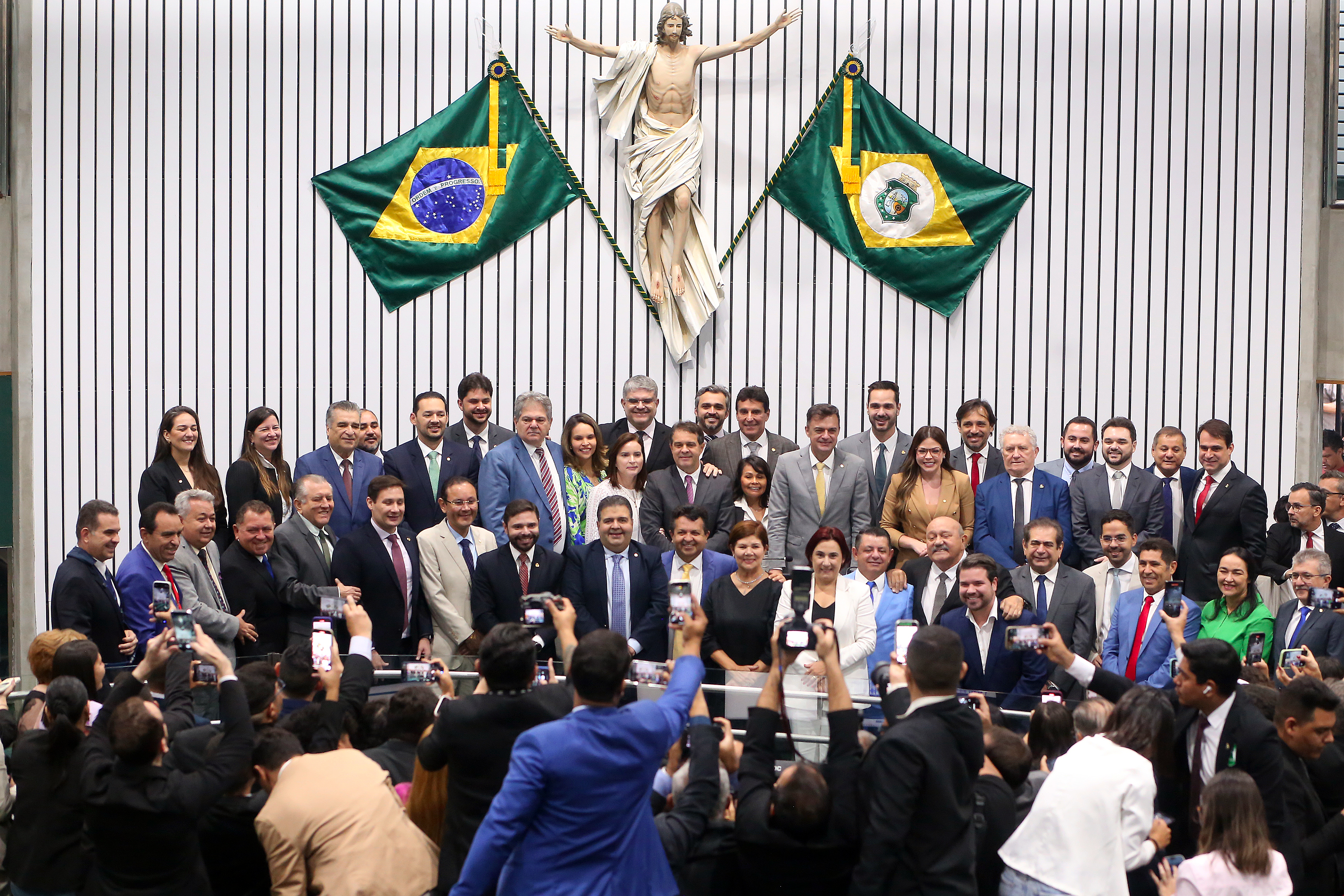 Deputados e deputadas estaduais durante a cerimônia