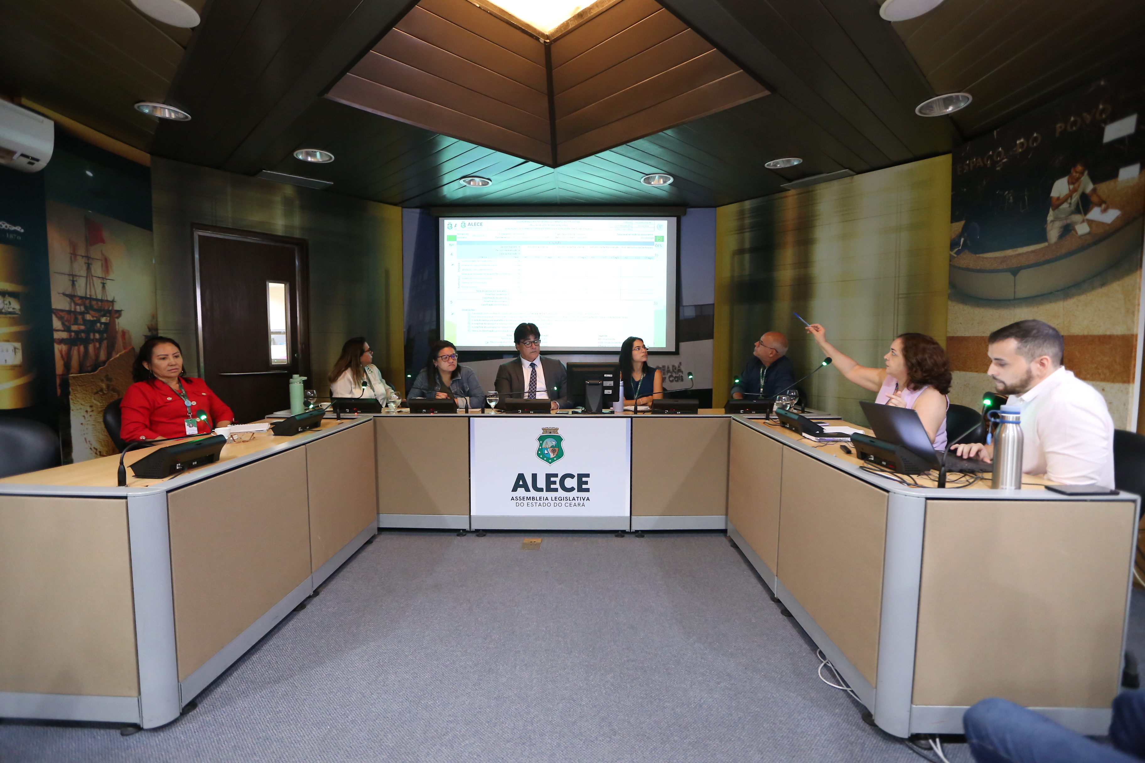 Gestores e servidores da Alece durante a reunião