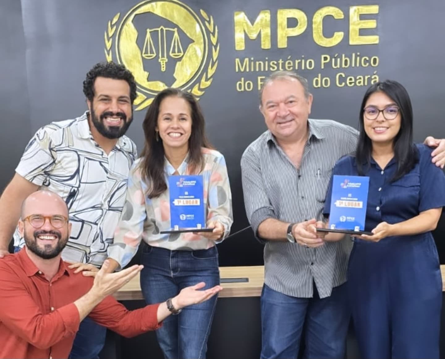 Equipes da Alece TV e Alece FM durante a premiação