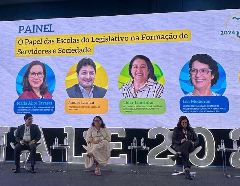 Lídia Lourinho, diretora acadêmica da Unipace, durante o evento