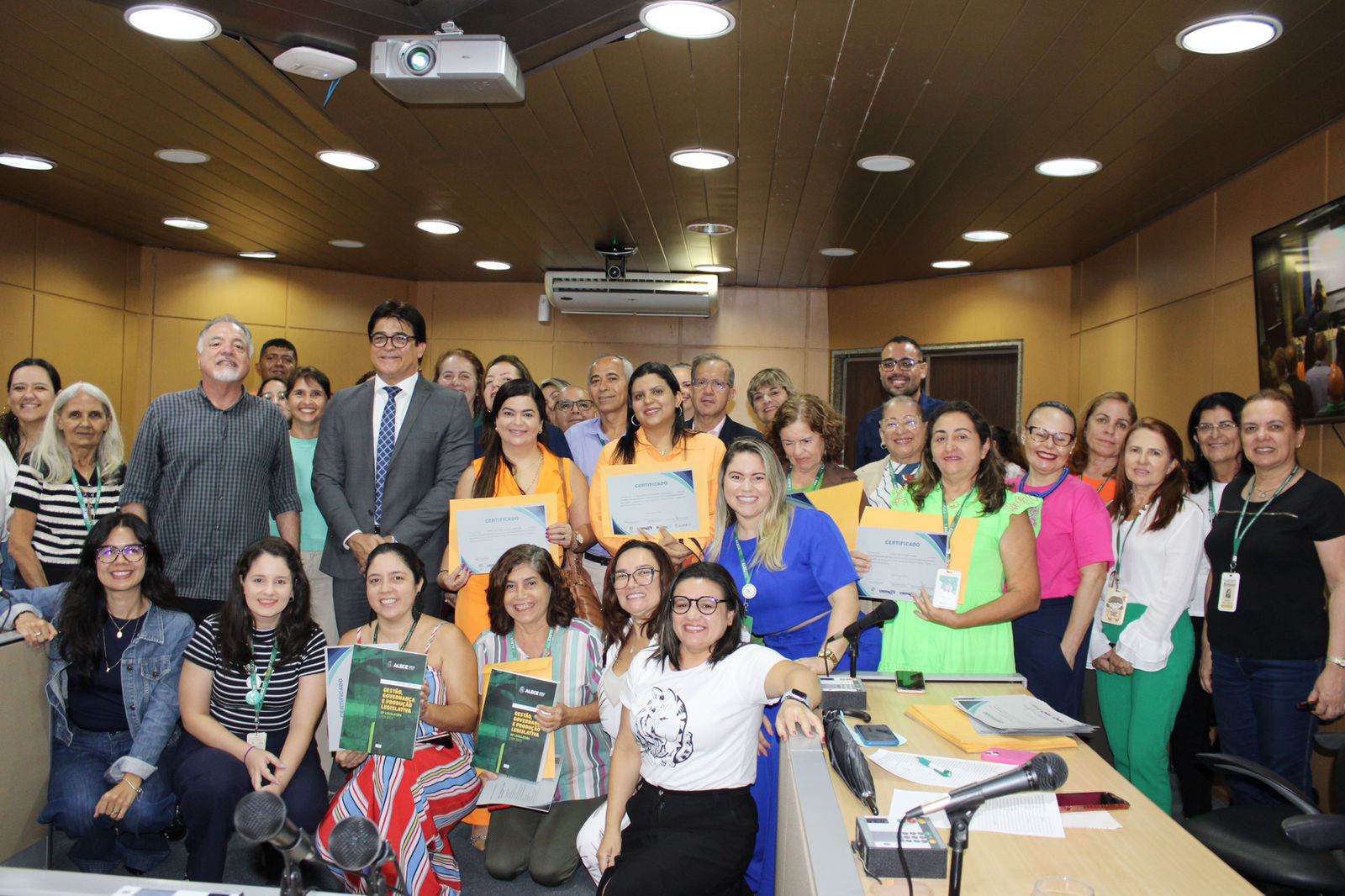 Servidores da Alece durante conclusão de turma de curso do PGI