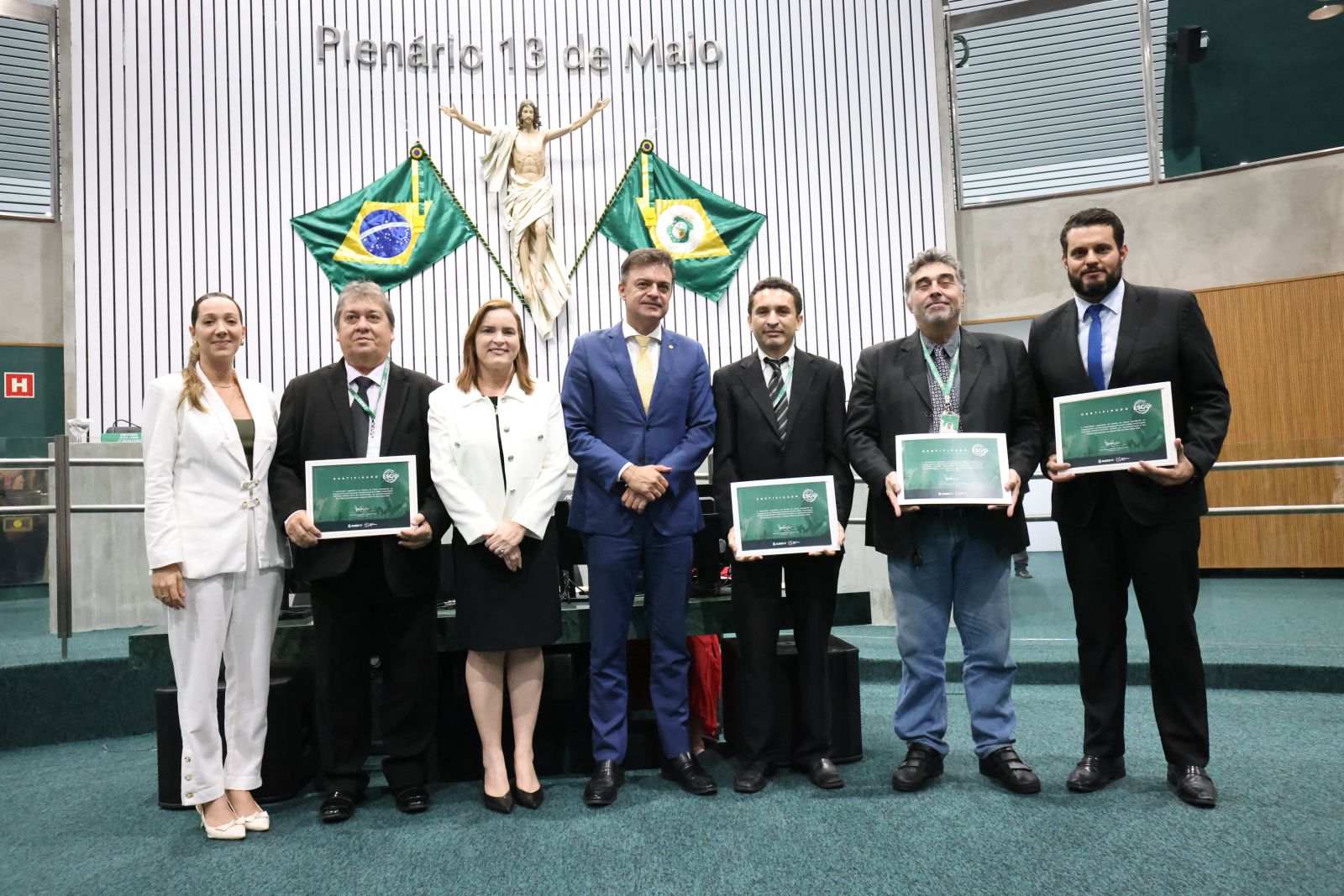 Servidores da Alece homenageados, ao lado da primeira-dama da Casa, Cristiane Leitão, e do 1º vice-presidente Fernando Santana