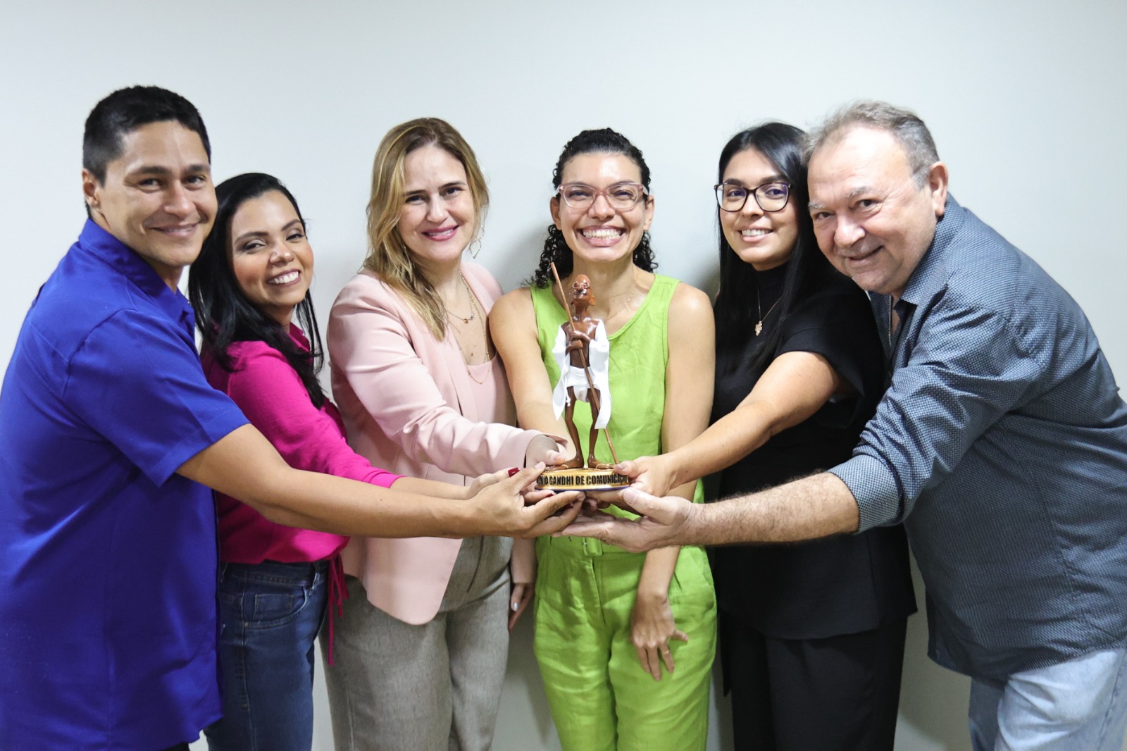 Equipes premiadas, com a coordenadora de Comunicação Social da Alece, Giselle Dutra