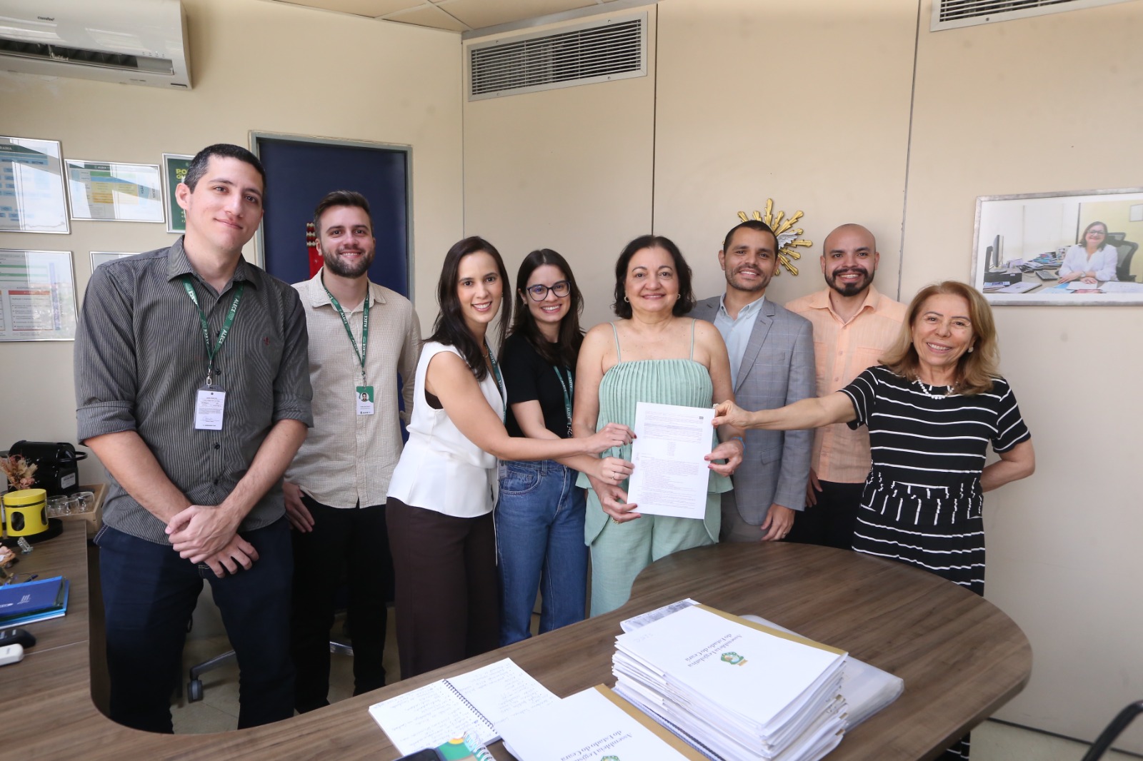 Controladora da Alece, Sílvia Correia, e equipe de servidores celebram a efetivação do documento