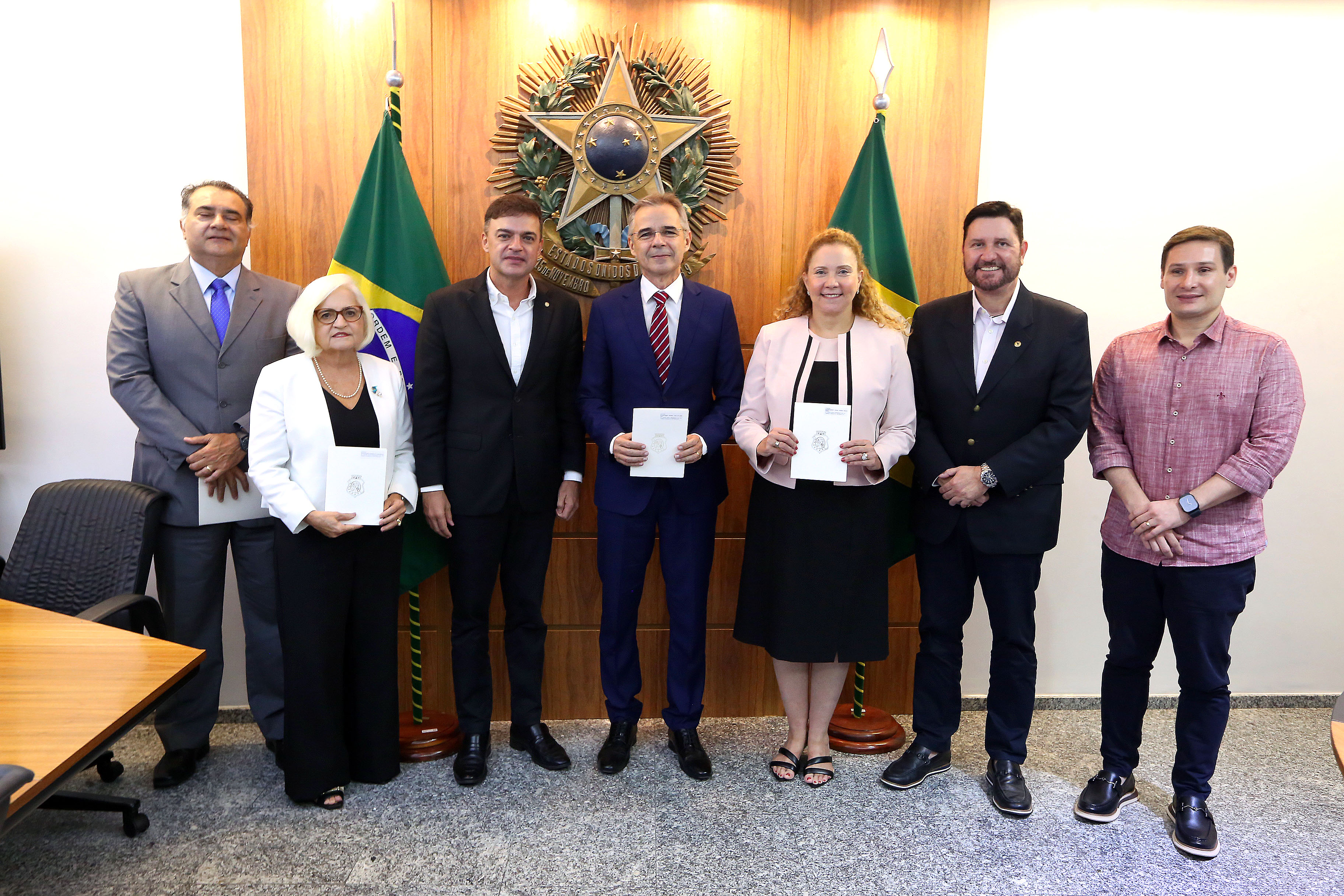 Presidente da Alece, deputado Fernando Santana, recebe desembargadores do TJCE