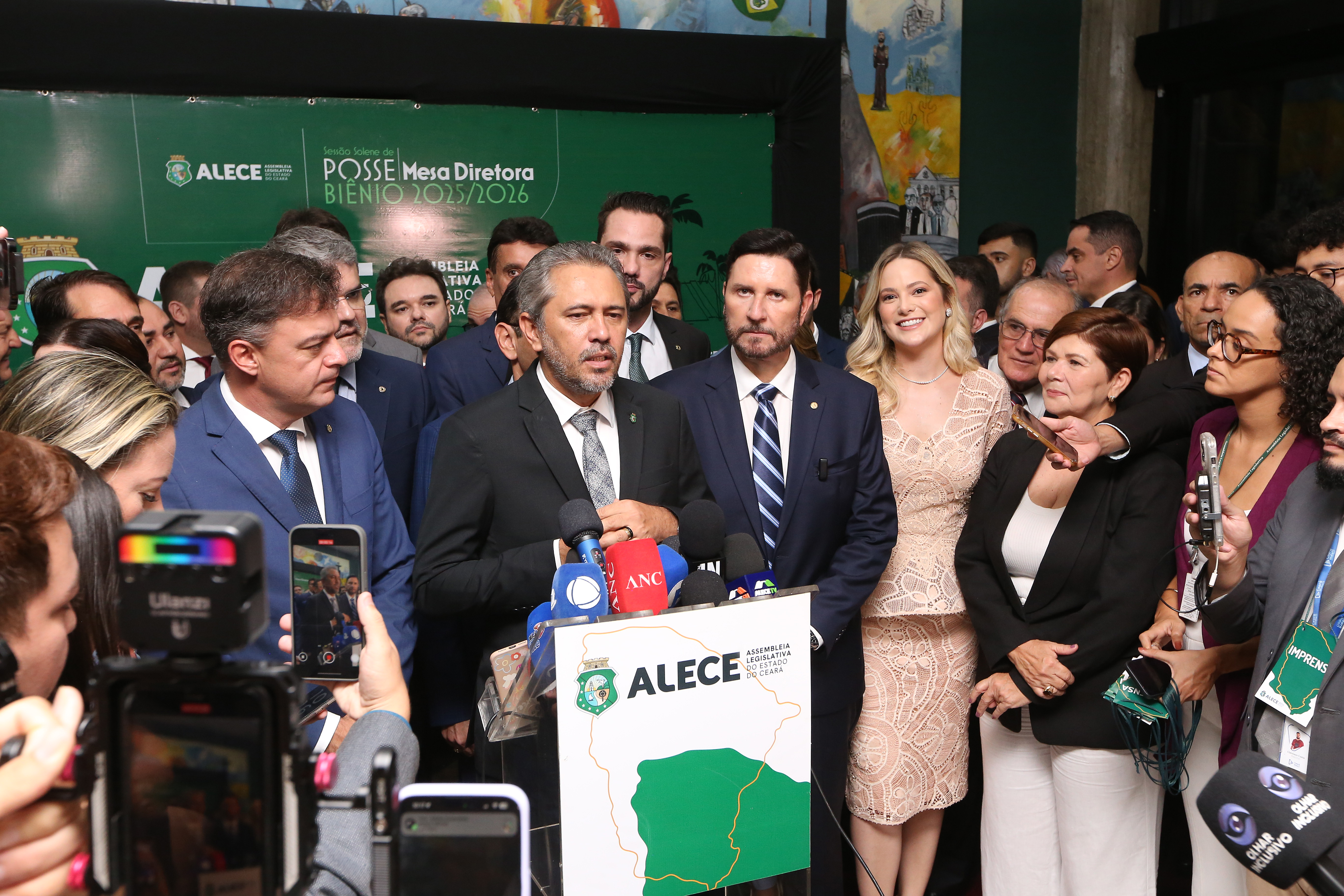 Governador Elmano de Freitas, ao lado de parlamentares, durante a entrevista coletiva