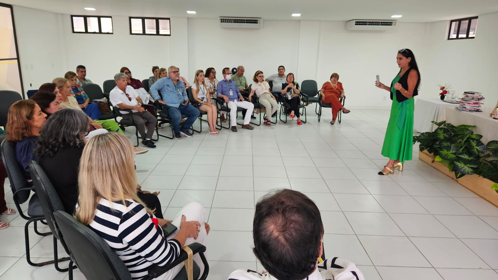 Jacqueline Assunção, coordenadora do curso, durante a atividade