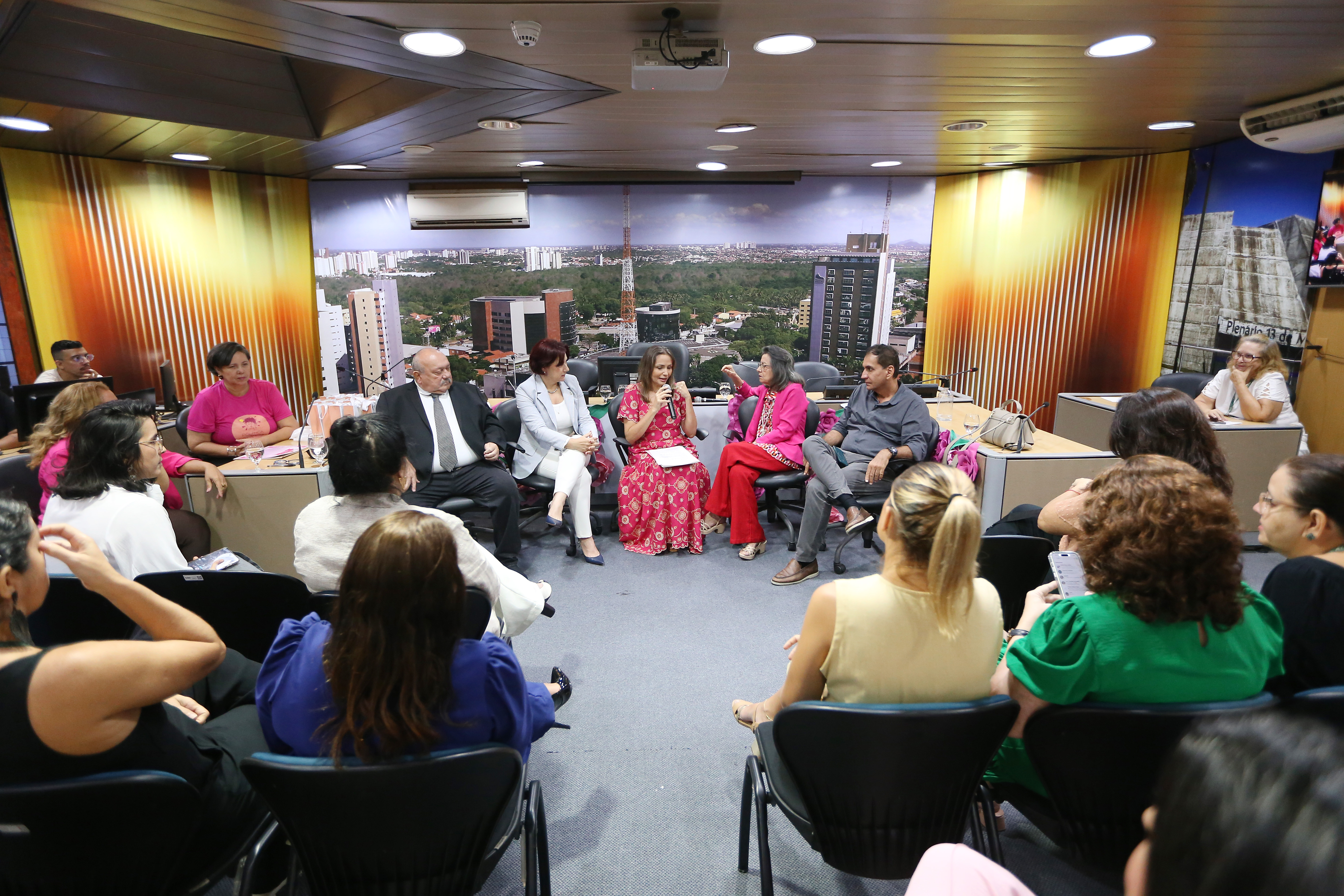 Projeto reúne parlamentares, servidores, gestores para debater assuntos relevantes com foco no protagonismo feminino