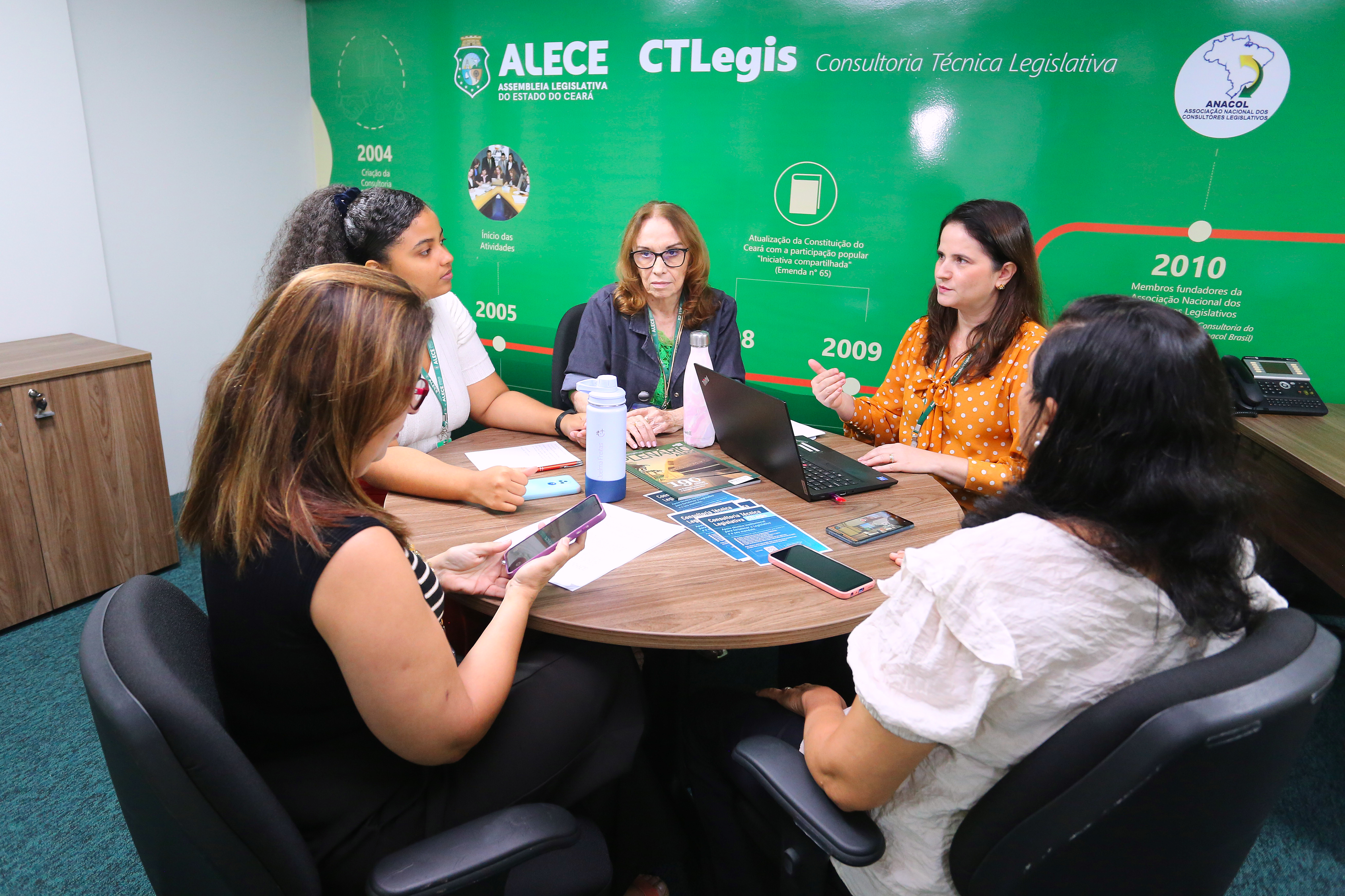 Equipe de servidoras atua para construção do manual