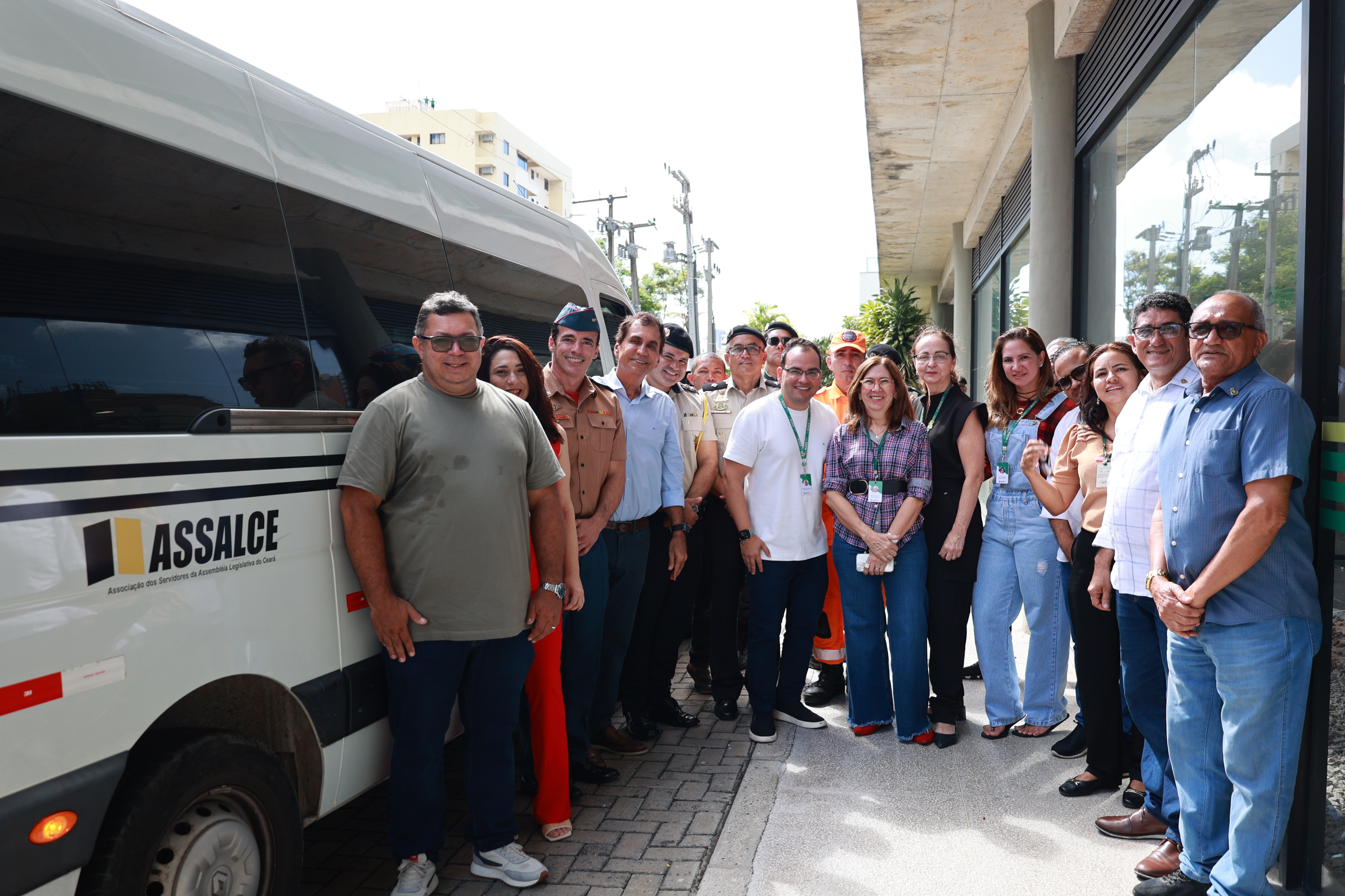 Servidores reunidos para doarem sangue