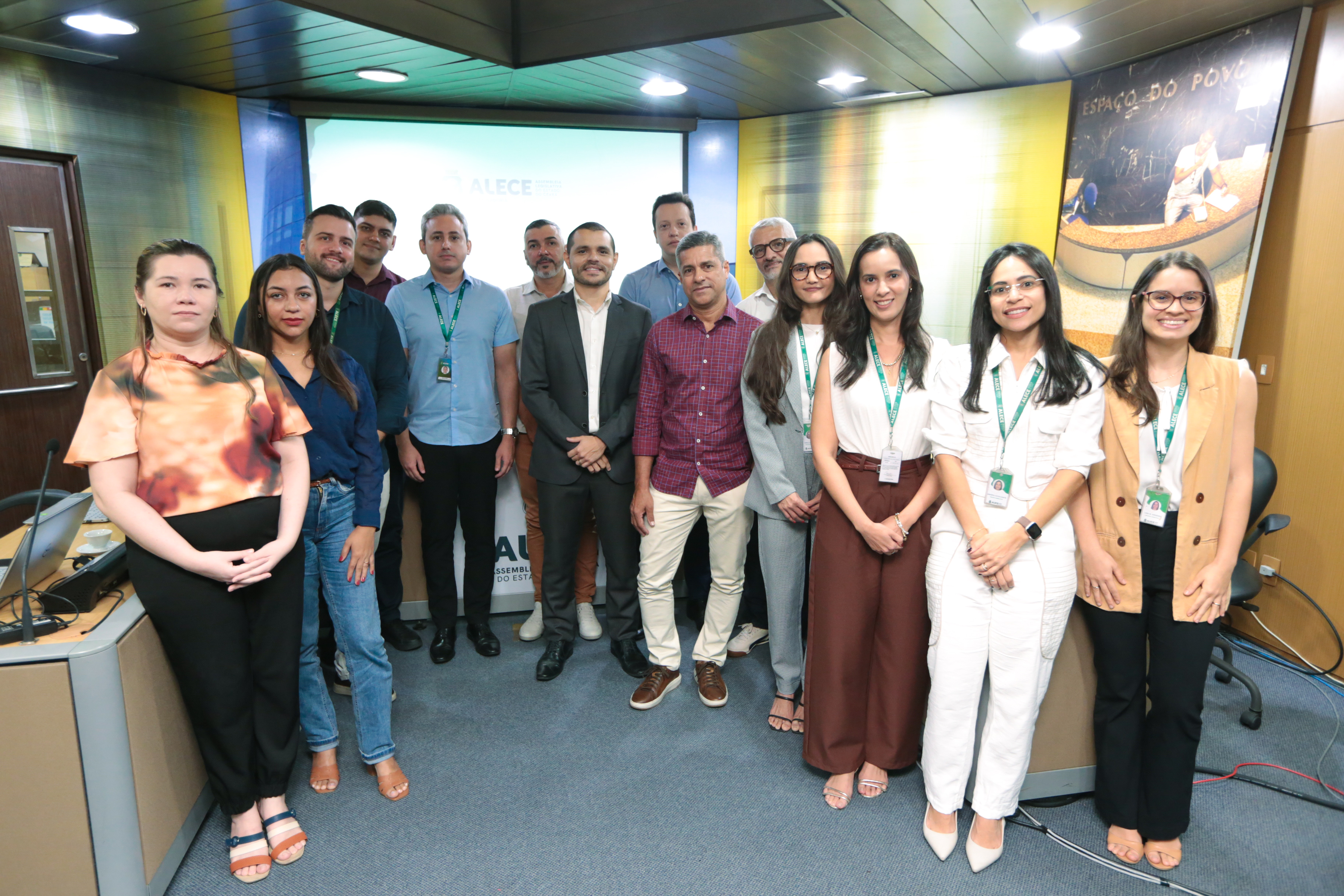 Comitiva teve encontro com equipe da Controladoria da Alece nesta segunda. Visitas seguem até sexta-feira