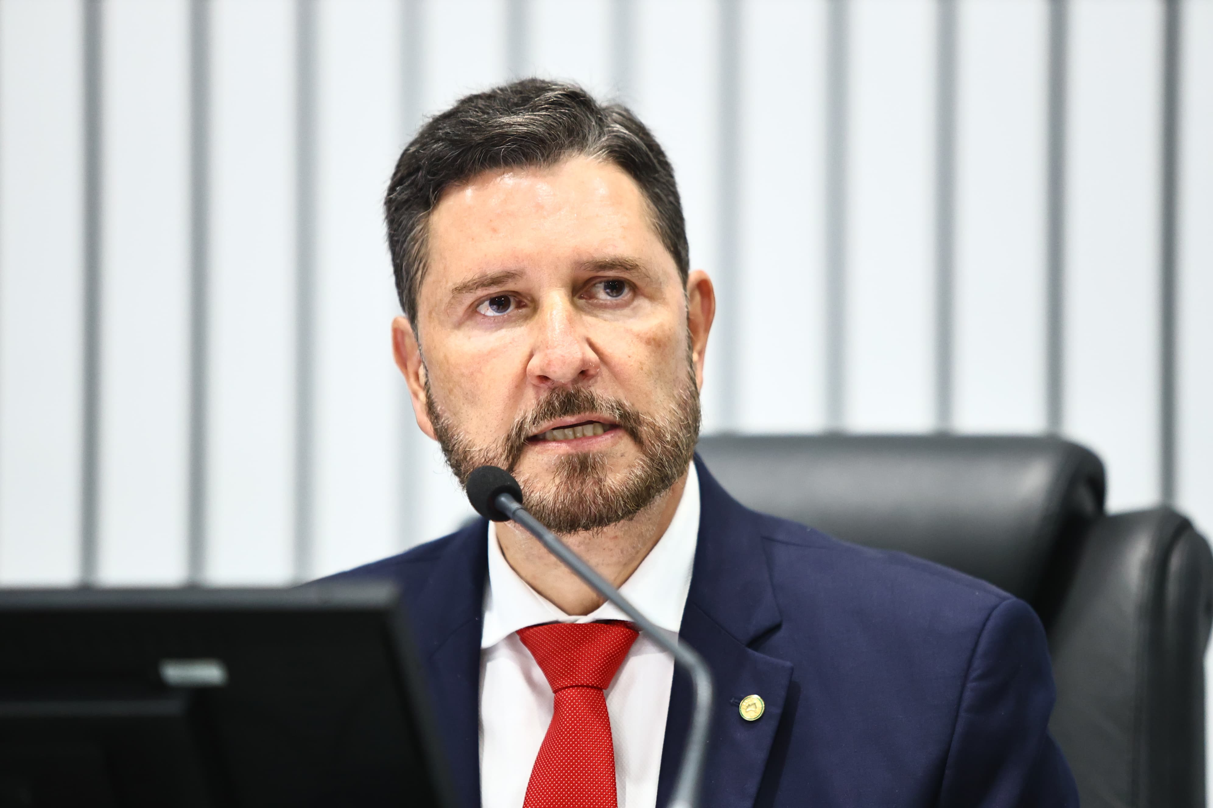 Presidente Romeu Aldigueri durante a sessão plenária desta quinta-feira