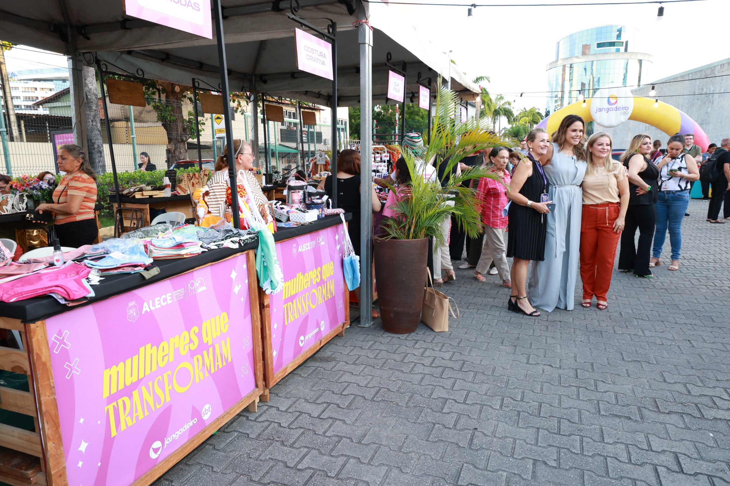 Feira aconteceu no estacionamento da Alece
