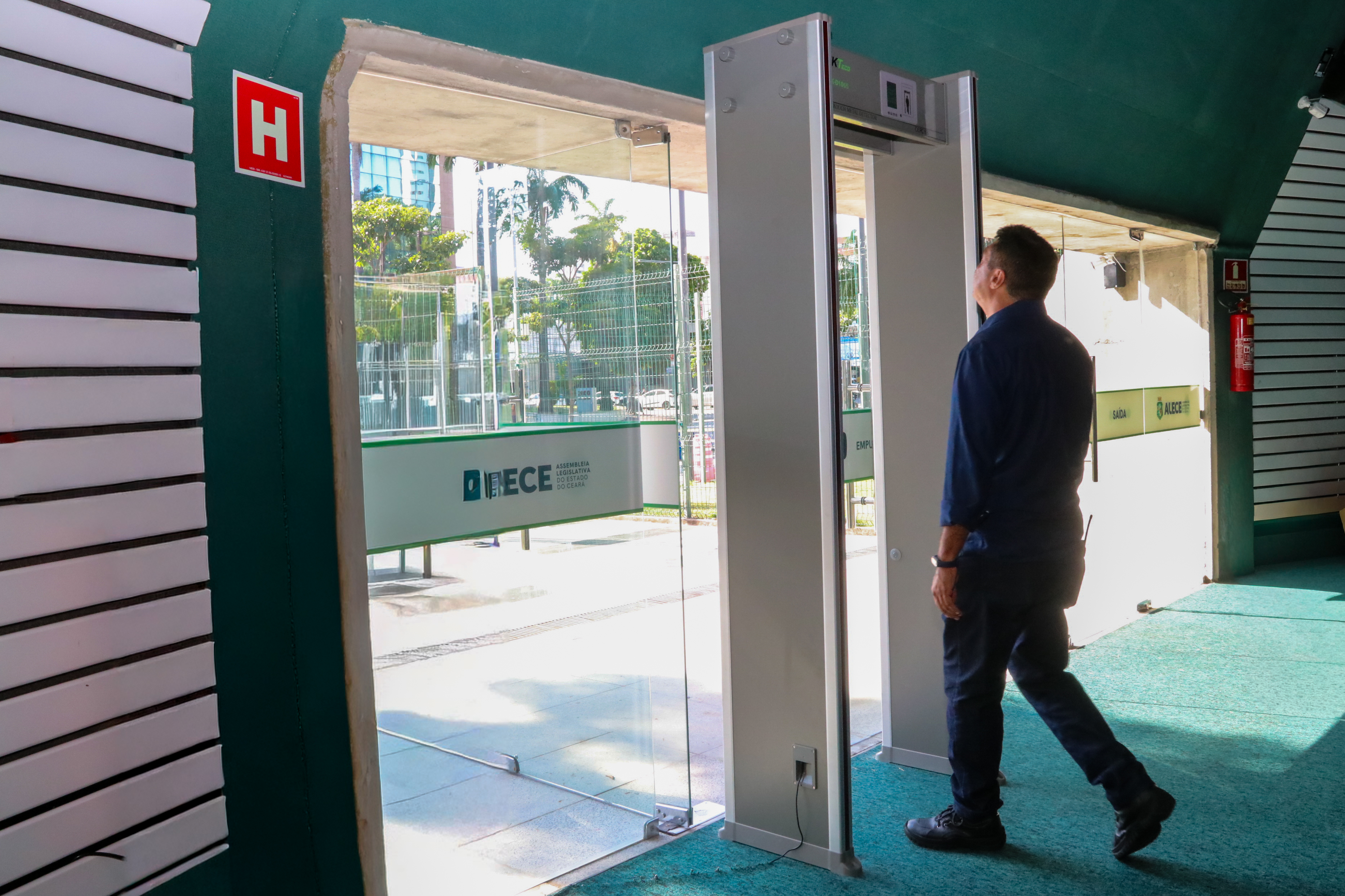 Modernização inclui detectores de metal nas entradas, videomonitoramento e controle de acesso por reconhecimento facial