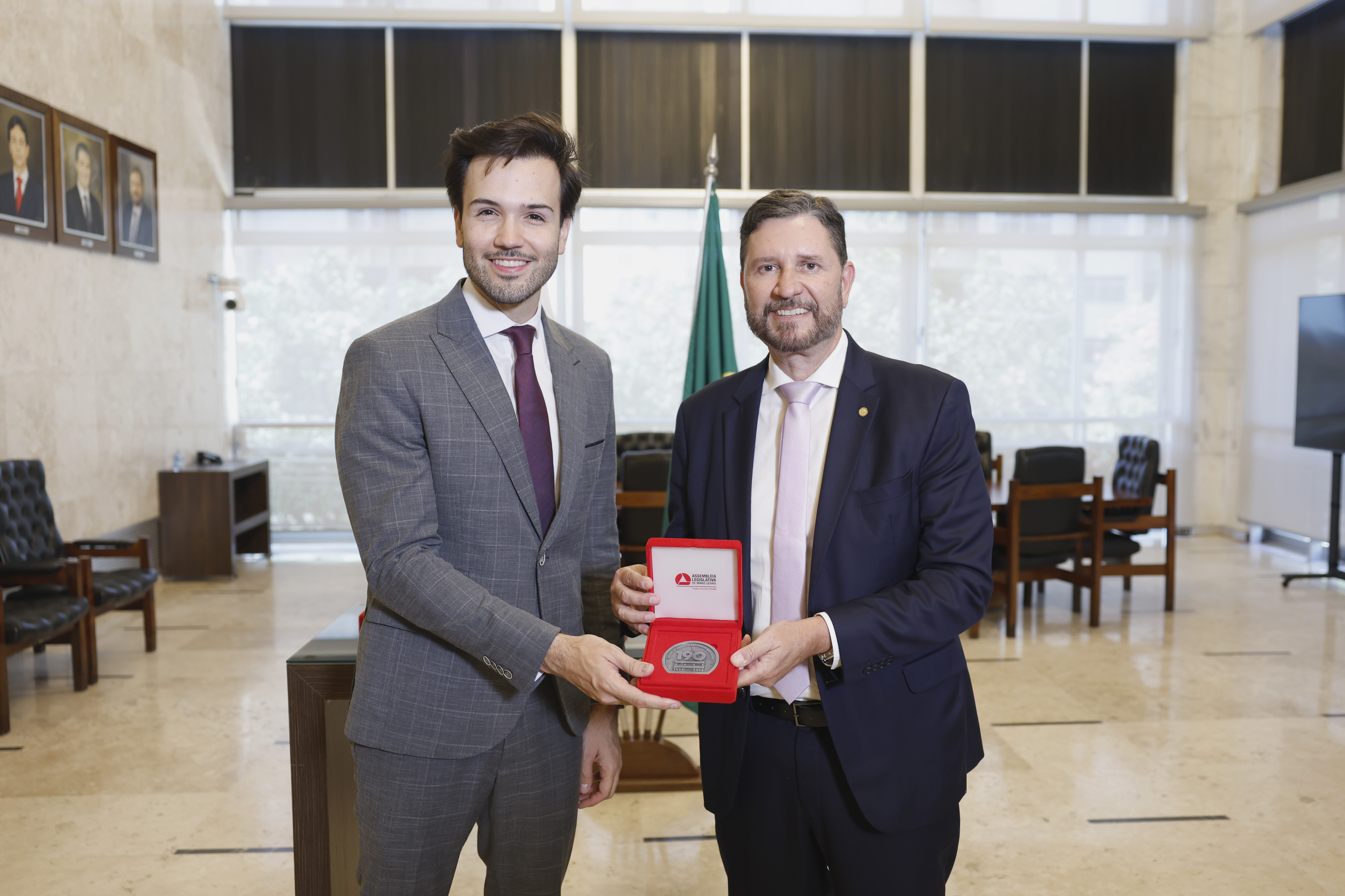 O presidente da Alece, deputado Romeu Aldigueri (PSB), também foi homenageado na solenidade - Foto: Alexandre Netto/ALMG