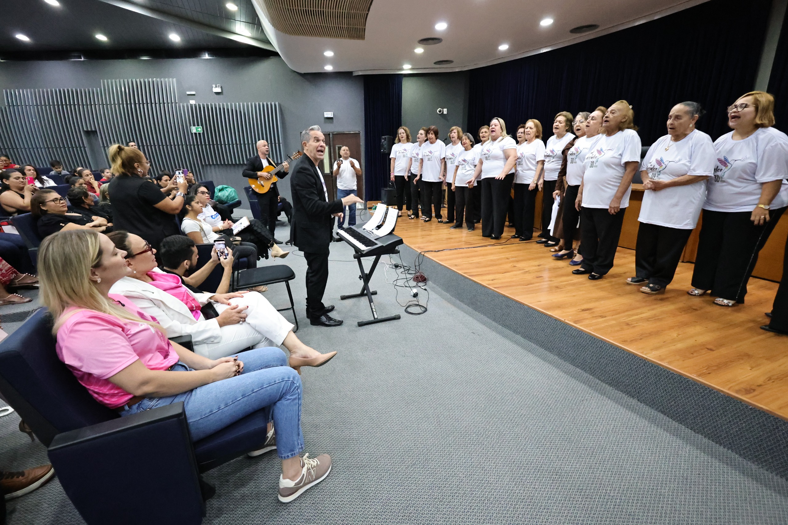 Auditório Murilo Aguiar ecoou vozes de celebração aos 30 anos do Coral da Assalce e aos servidores