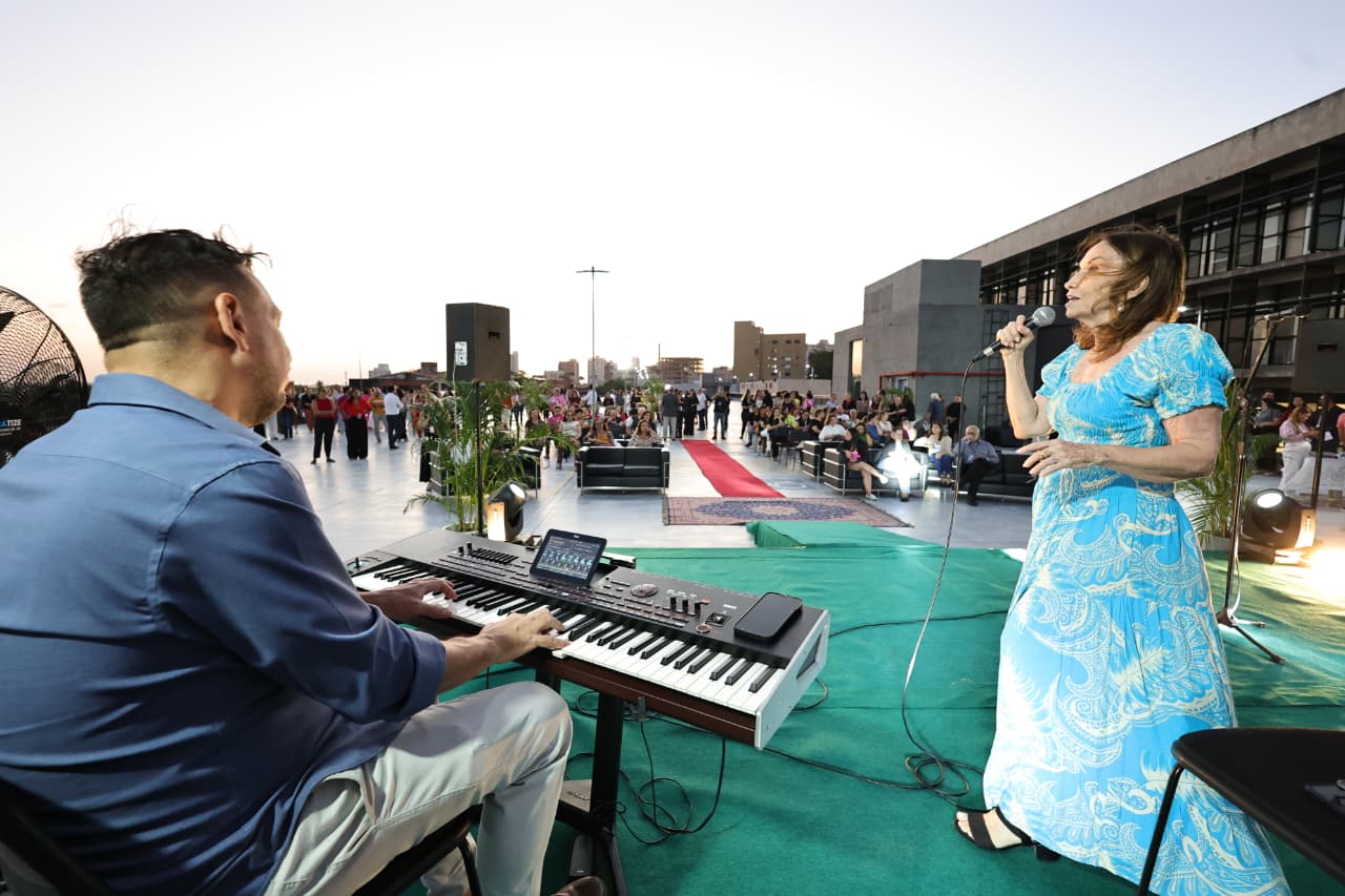 Tereza Porto abriu as apresentações do Sarau Alece