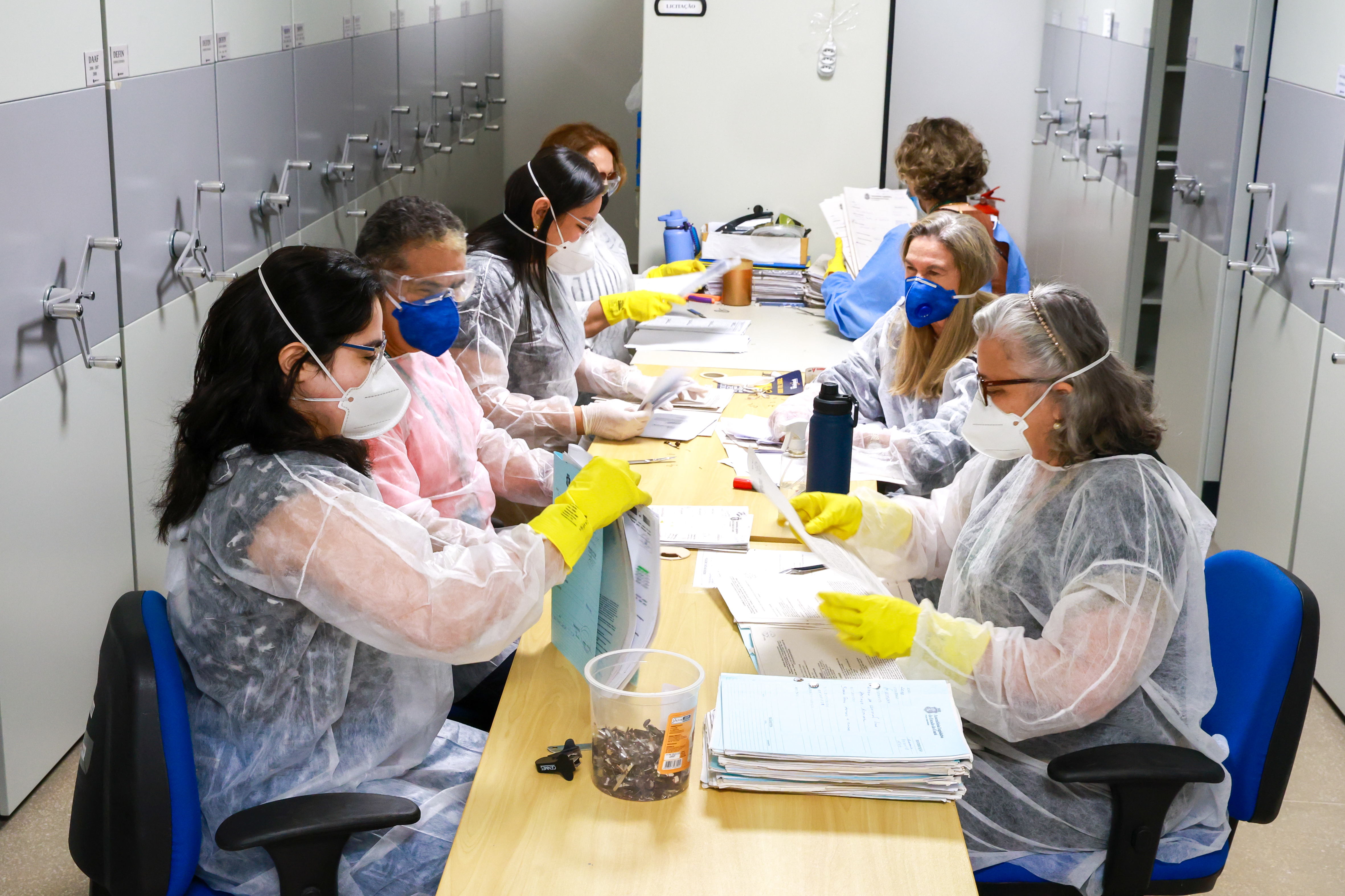 Trabalho inclui separação de documentos e posterior descarte