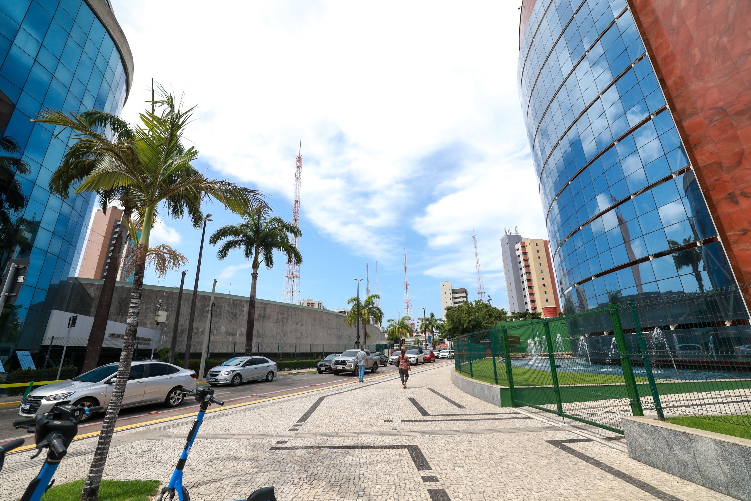 Ampliação da calçada do anexo II favoreceu o tráfego de pedestres