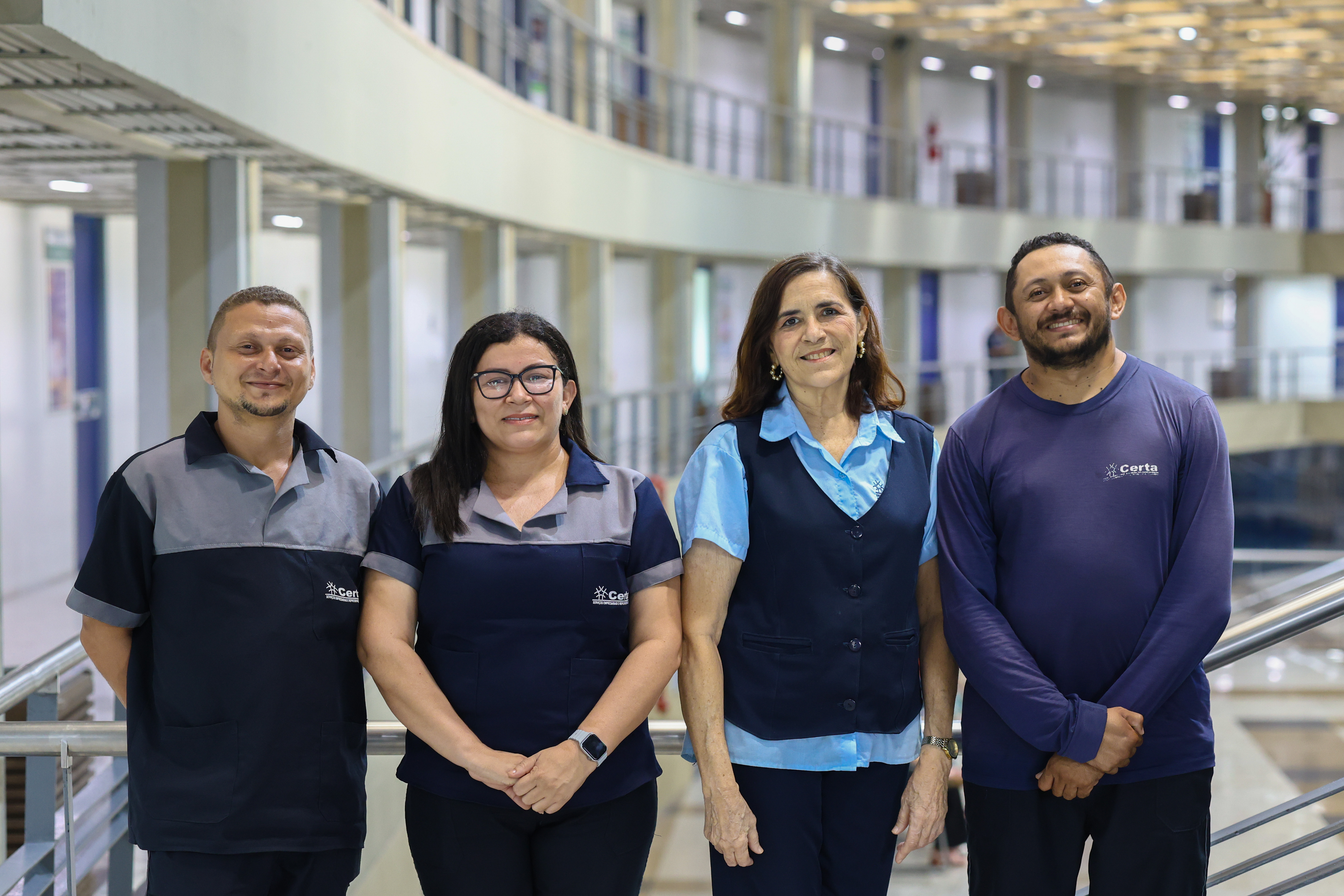 Colaboradores dos serviços gerais representando a equipe composta por 169 profissionais